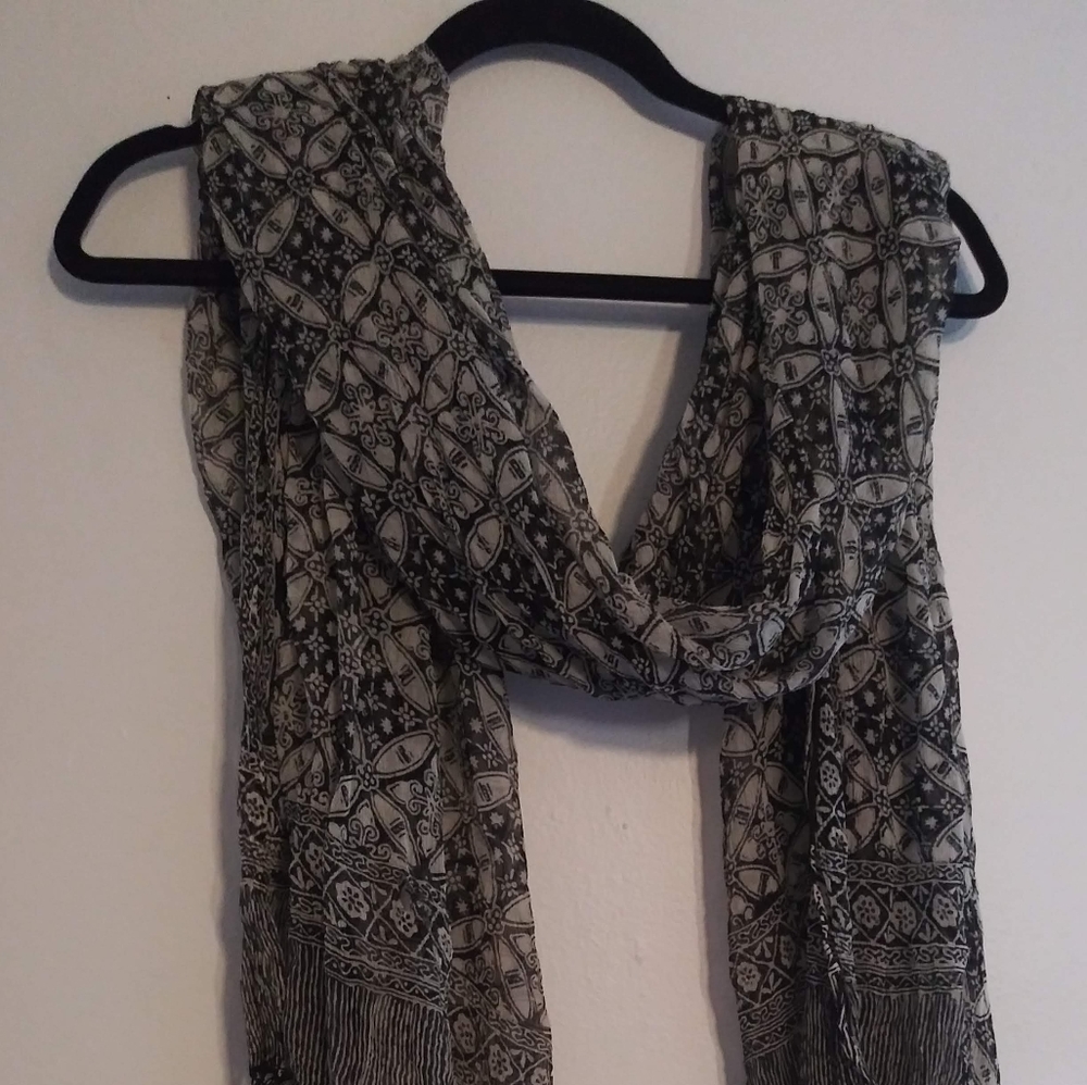 Women's Black & Gray Print Scarf